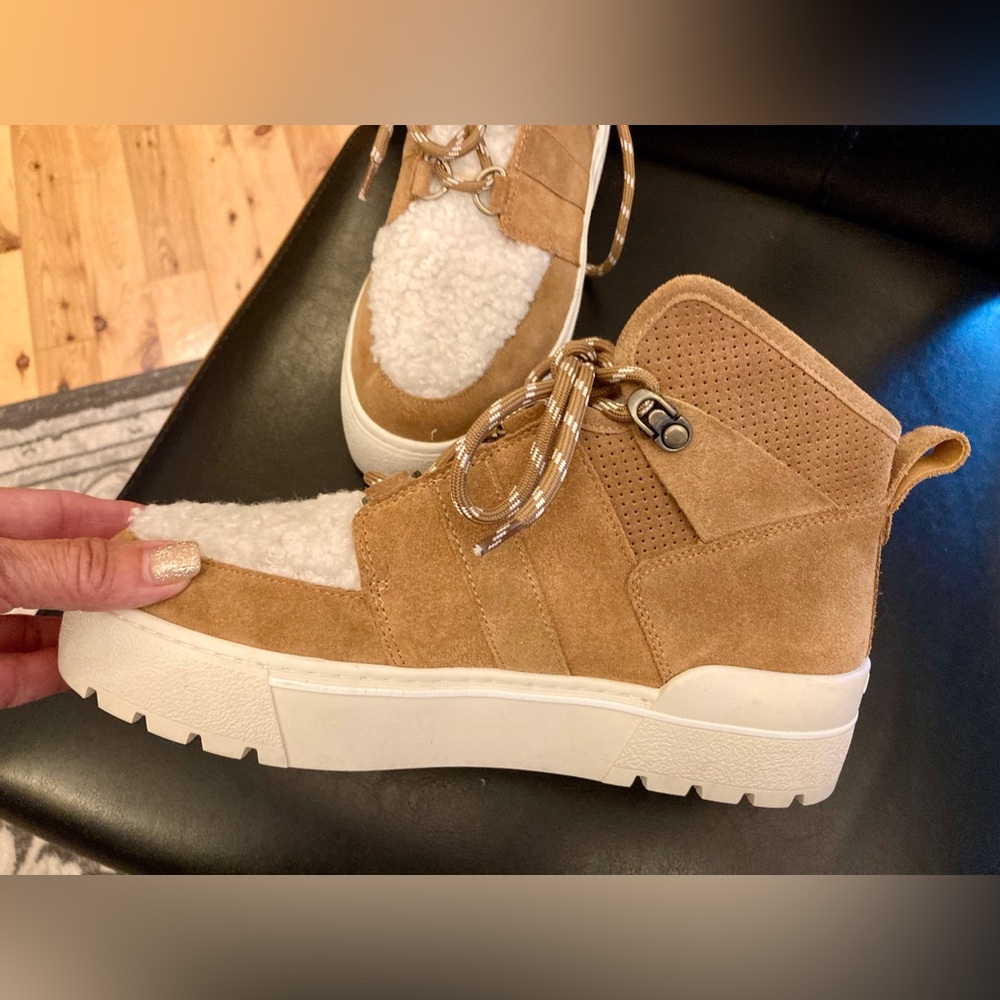 J/Slides NYC Hiking Suede Sneaker Casual Outdoor Tough City Sleek Woman Size 7.5